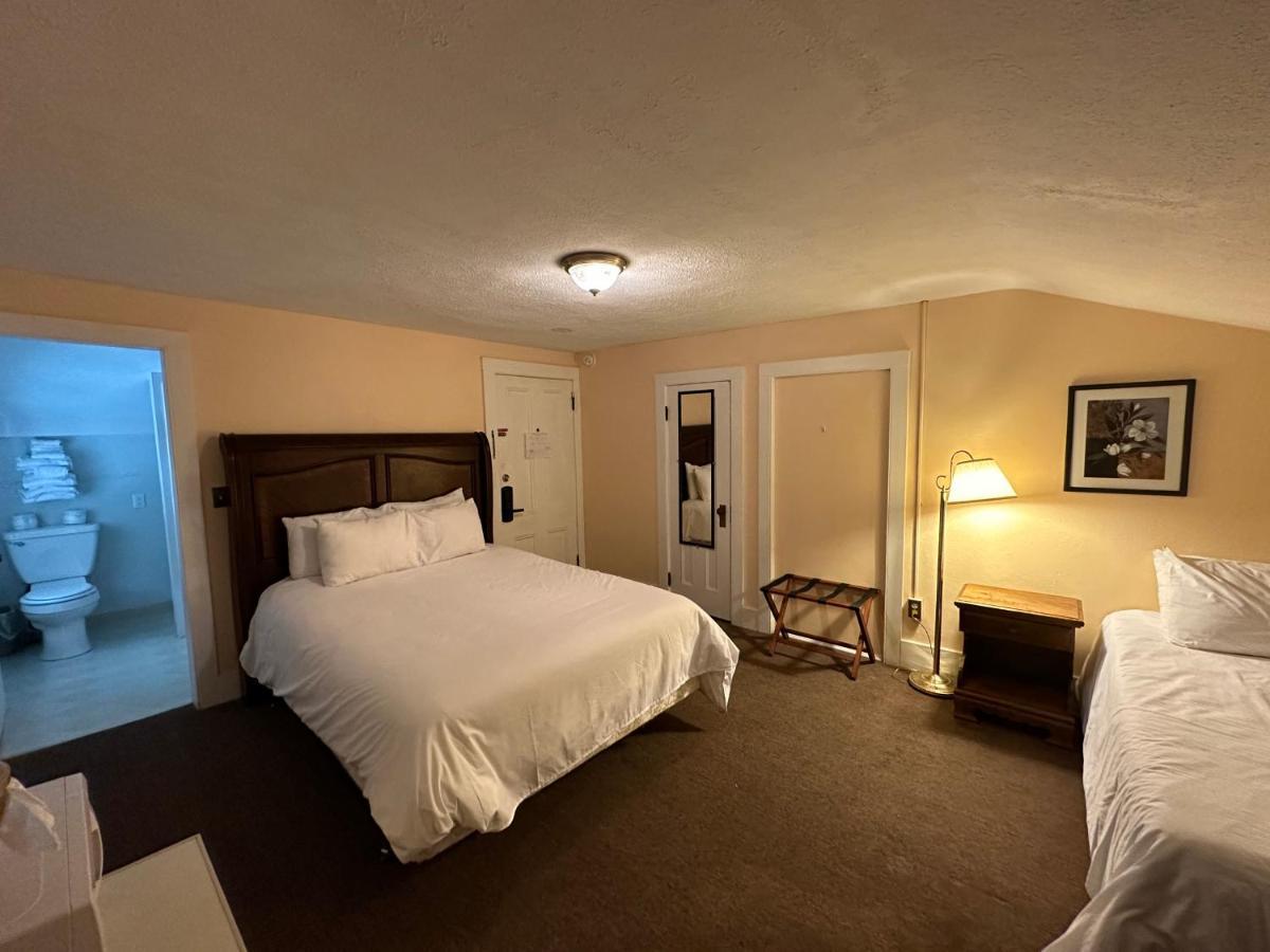 Motel The Colonial & Creamery 2*