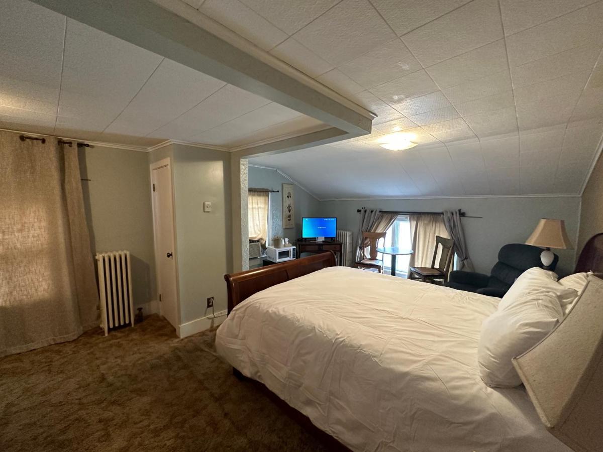 Motel The Colonial & Creamery